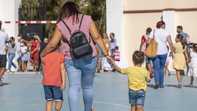Escolares en el exterior de un colegio canario.