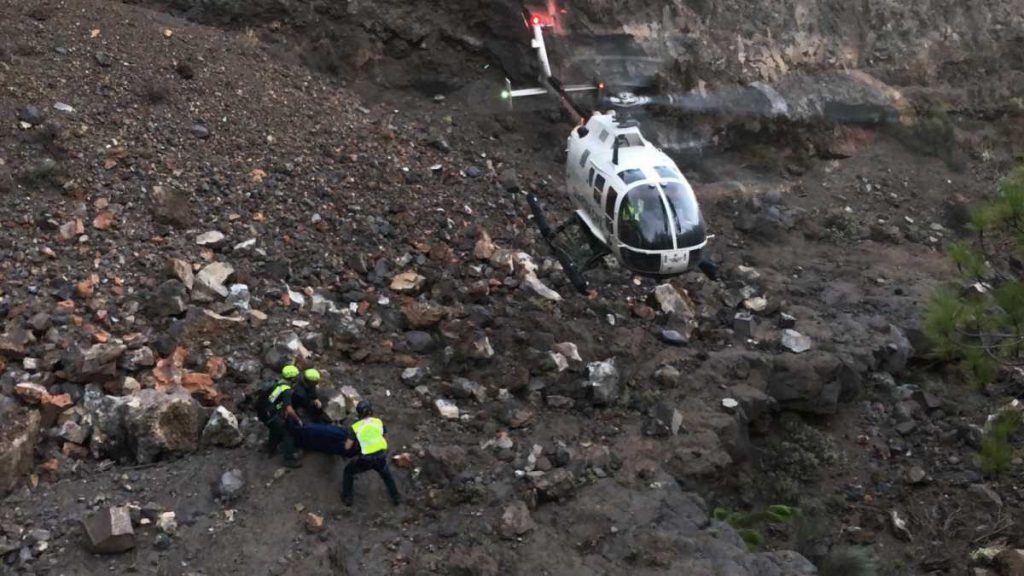 Bomberos y la Guarda Civil recuperaron el cuerpo que se hallaba en una zona de difícil acceso
