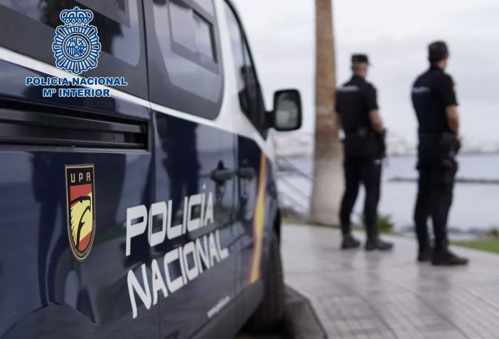 Los agentes descubrieron la sustancia cuando uno de arrestados se acercó al vehículo para coger su documentación