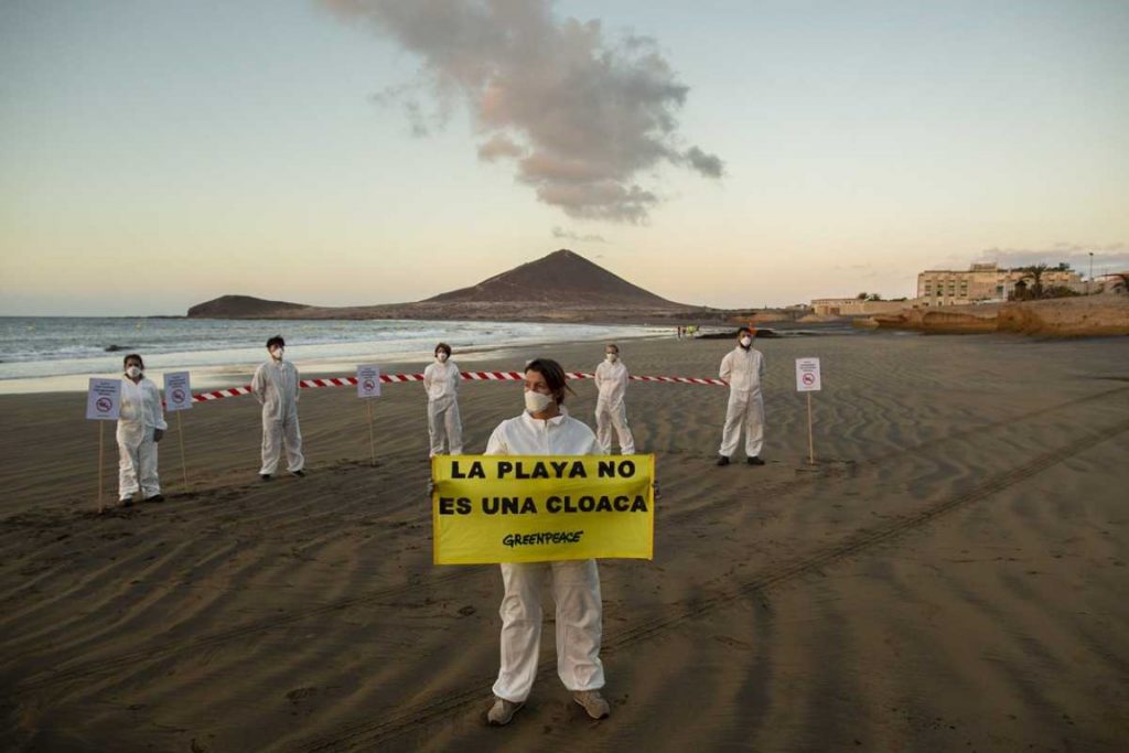 Activista de la ONG 'cierran´ tres playas porque el mar "no es una cloaca"