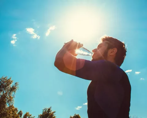 Hidratarse es esencial en los episodios de calor