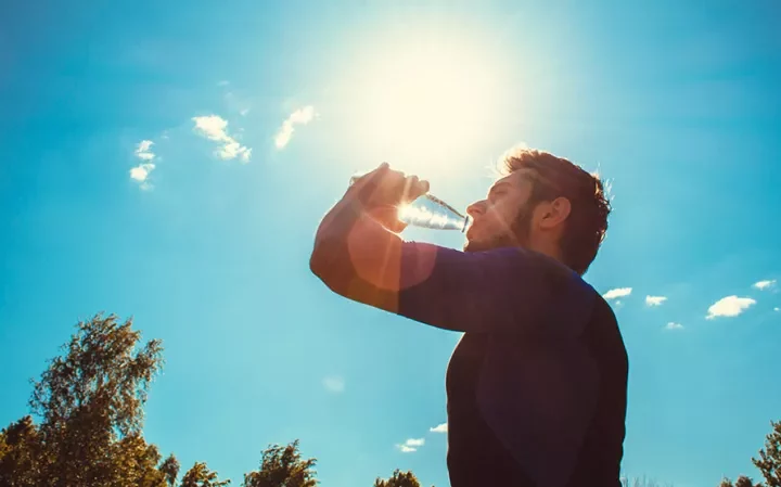 Hidratarse es esencial en los episodios de calor