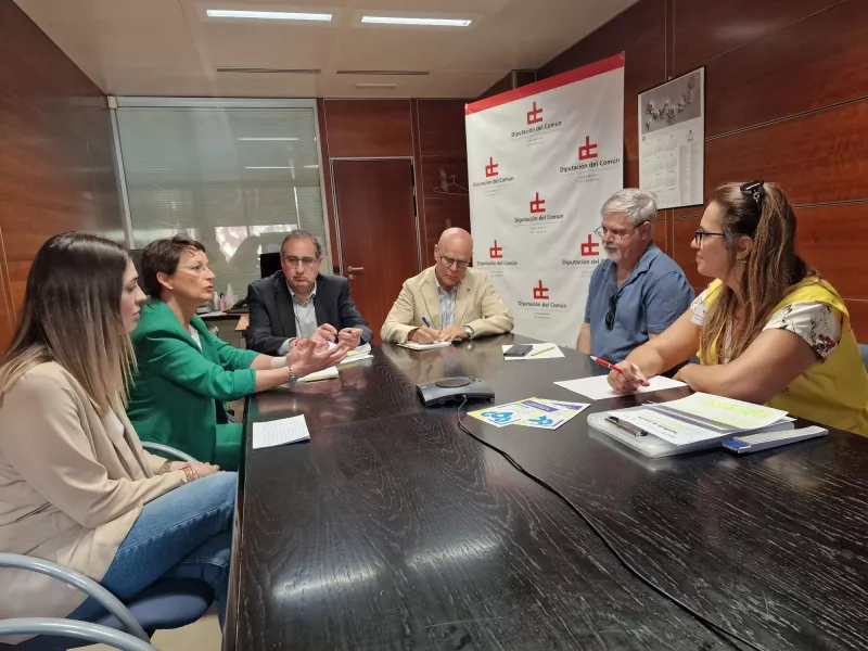 Representantes de Acufade y de la Diputación del Común durante una reunión. /Cedida