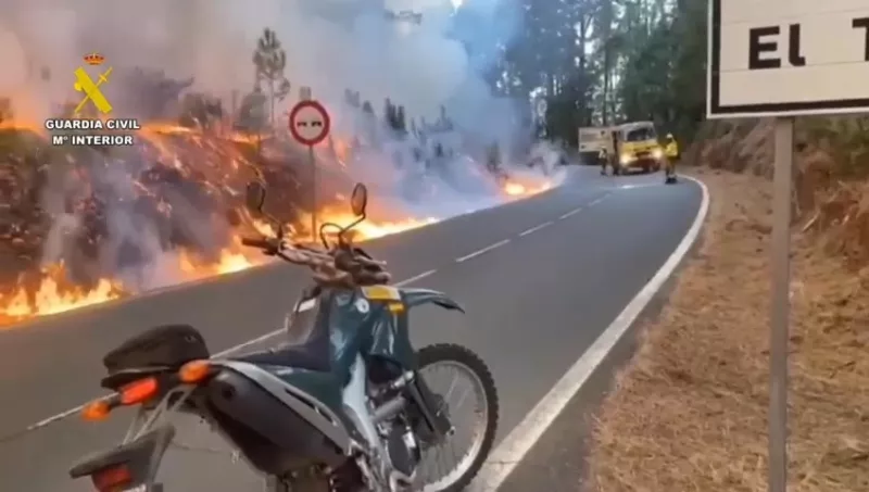 Imagen del fuego en las cumbres de Arafo. /Guardia Civil