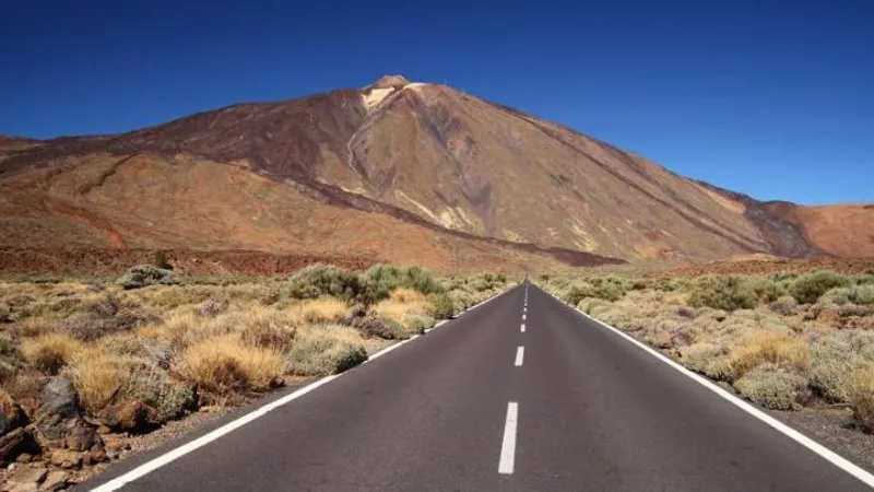 Imagen del Teide y la carretera que atraviesa el Parque.