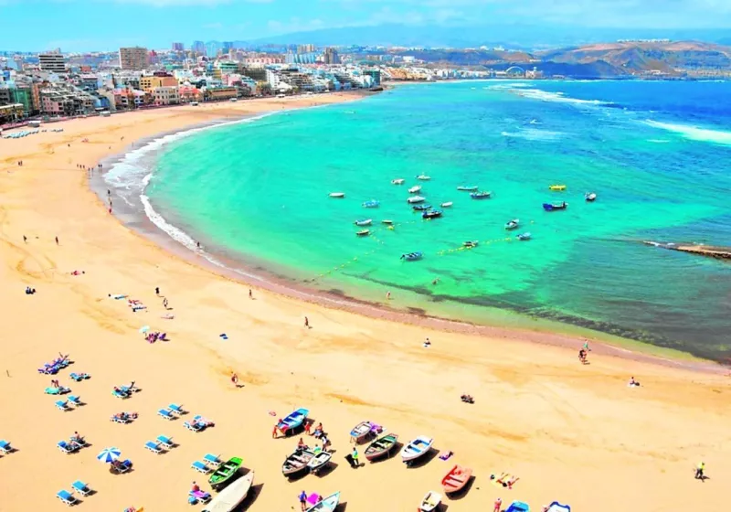 Imagen parcial de la playa de Las Canteras.