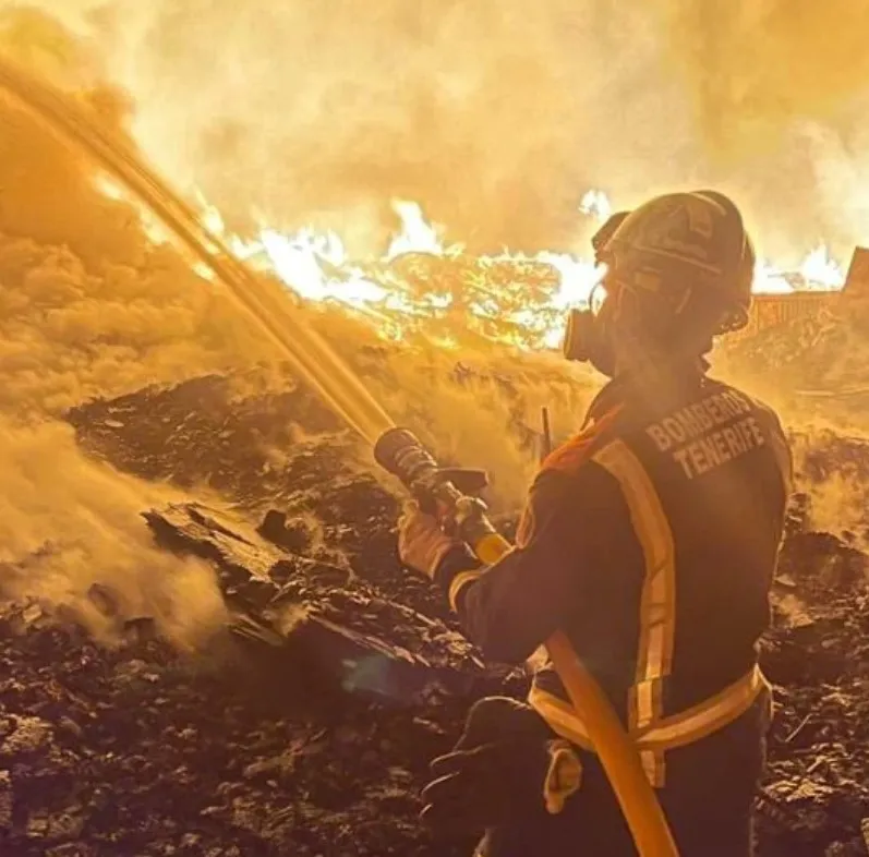 Bombero refrescando la zona