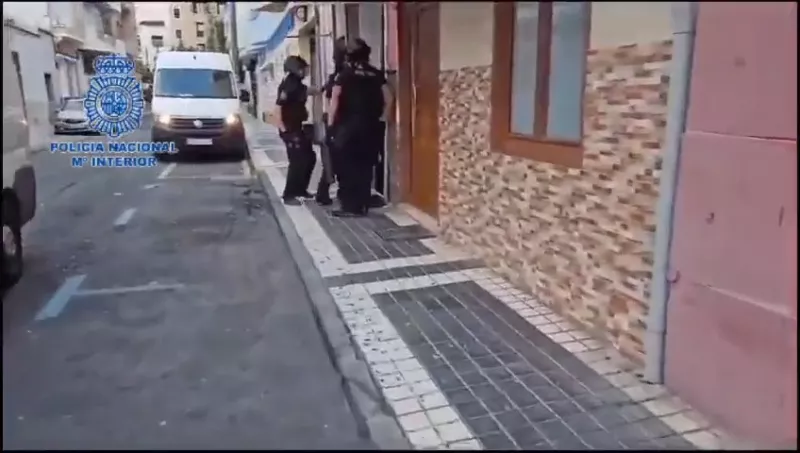 Instante en el que los agentes acceden a un domicilio.