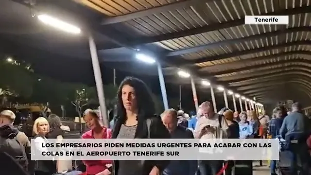 Las colas se producen constantemente en el aeropuerto Tenerife Sur.