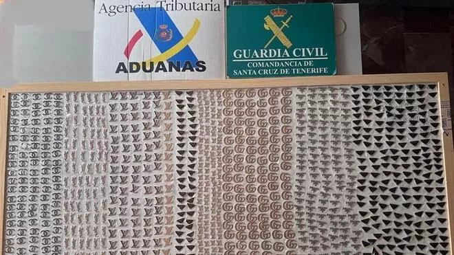 Los emblemas falsos encontrados en Correos.