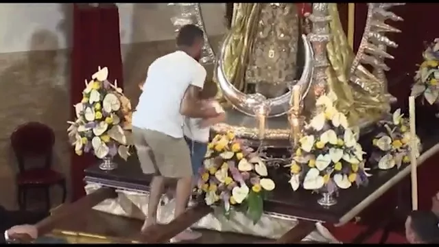 Momento en el sube al niño al paso procesional.