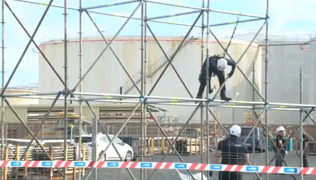 Operarios trabajando en el montaje del escenario