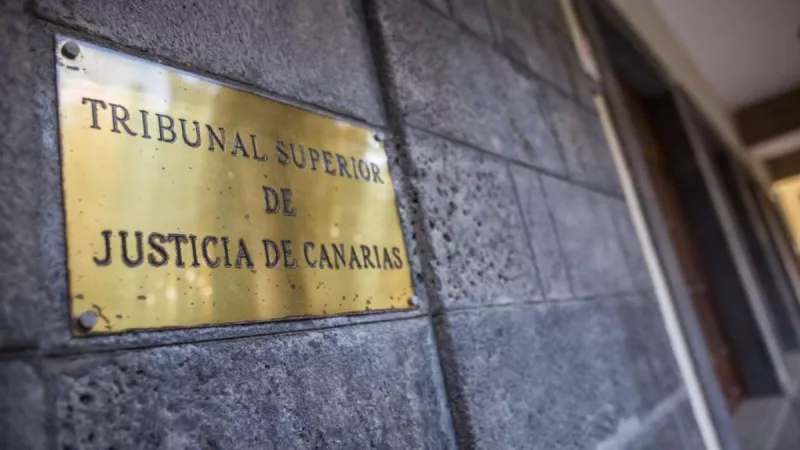 Placa en la sede del Tribunal Superior de Justicia de Canarias.
