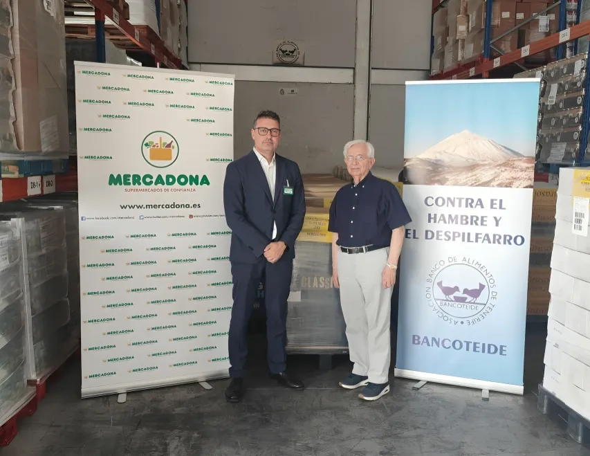 Representante de Mercadona hace entrega de los productos al Banco de Alimentos de Tenerife