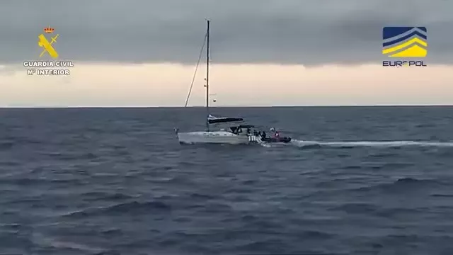 Un momento de la operación del abordaje del velero.