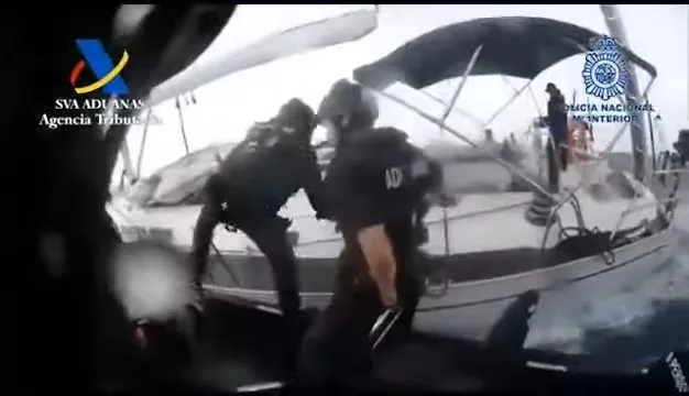 Un momento del abordaje de la embarcación.