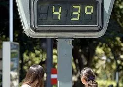 Un termómetro callejero marca 43 grados.