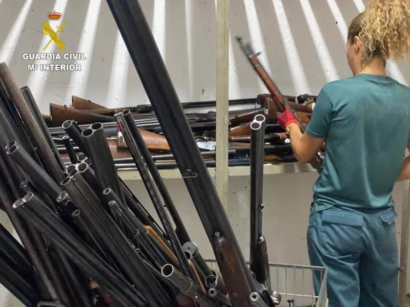 Una guardia civil observa las armas destruidas. /Cedida