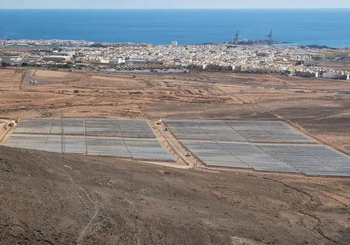Una instalación de energía fotovoltaica en Puerto del Rosario. /C7