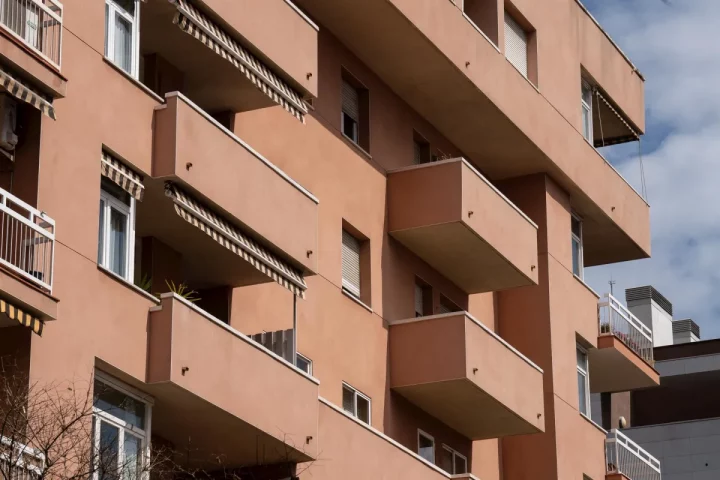 fachada de edificio residencial con balcones