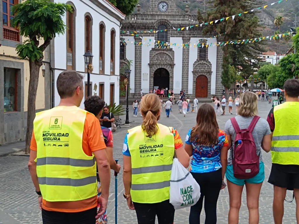 Voluntarios ante la Basílica del Pino.