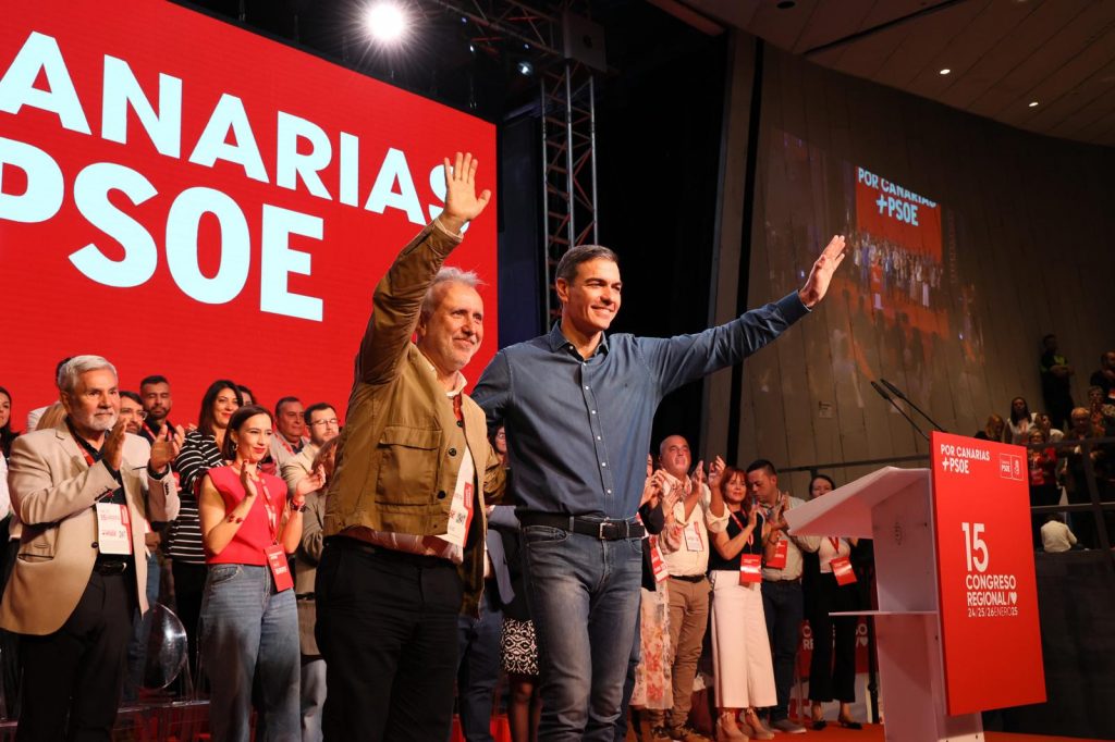 Pedro Sánchez y Ángel Víctor Torres saludando en el congreso de PSOE de Canarias
