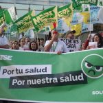 Profesionales sanitarios manifestándose