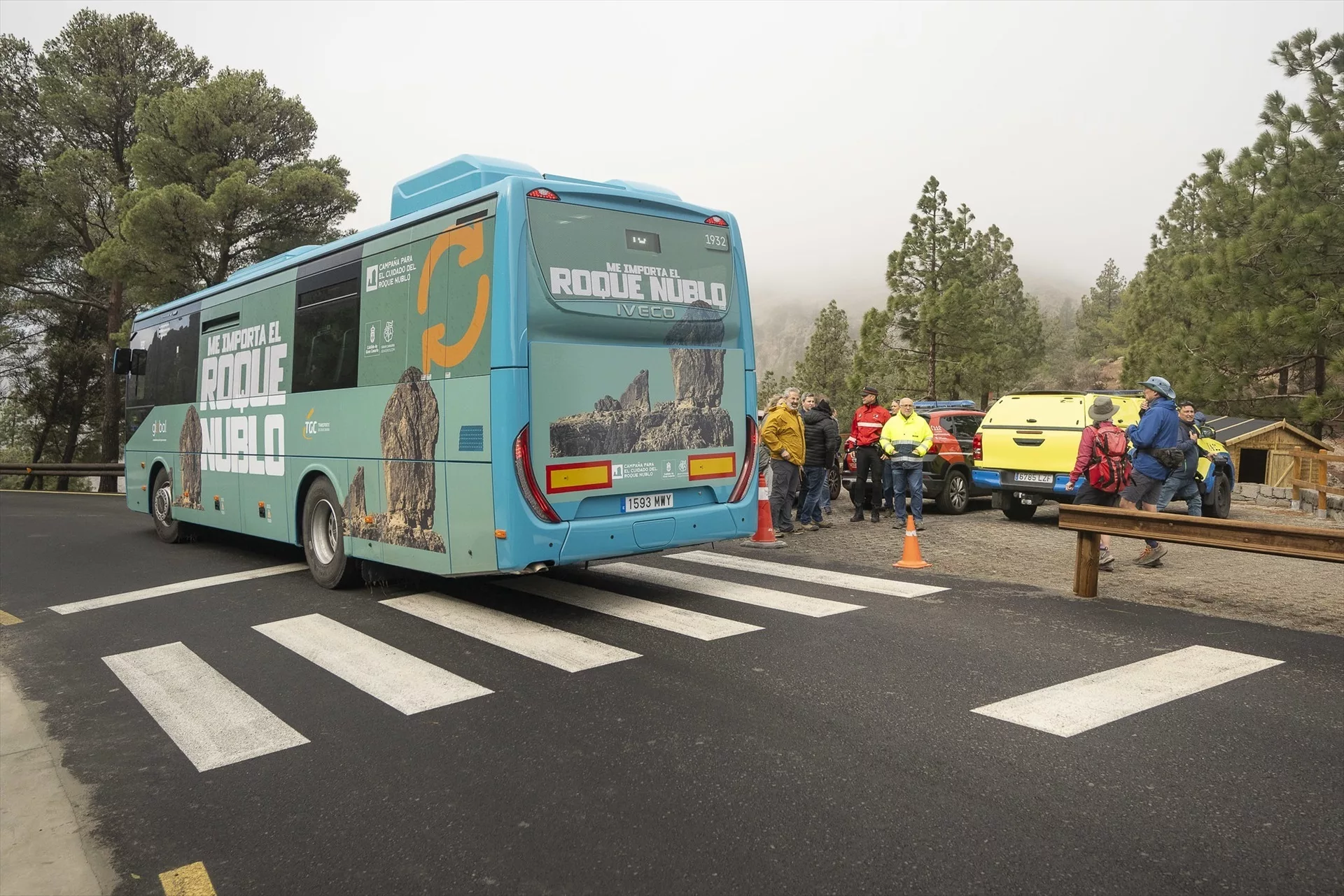 Autobus de visitantes al Roque Nublo en el municipio de Tejeda, en Gran Canaria