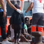 Un menor es atendido después de llegar en patera a Canarias.