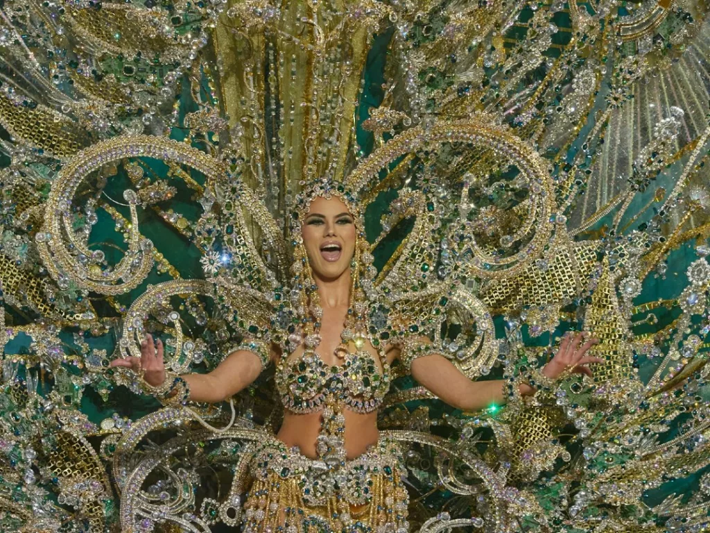 Elizabeth Ledesma en el escenario del recinto ferial de Santa Cruz de Tenerife desfilando con su fantasía `Conexión´