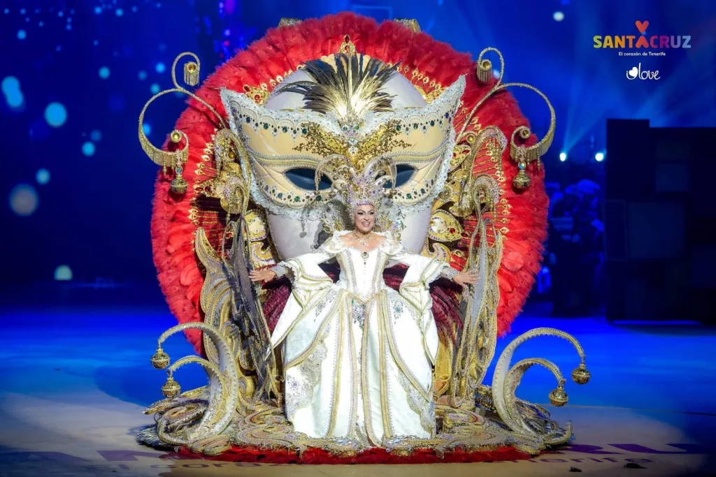 María Julia Bello García sobre el escenario del recinto ferial de Santa Cruz de Tenerife posando como nueva Reina de las Mayores del Carnaval 2025