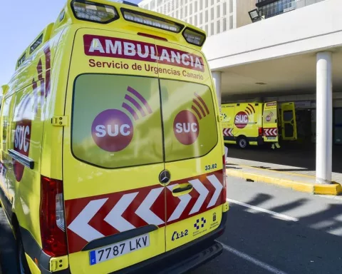 Una ambulancia frente al servicio de Urgencias.