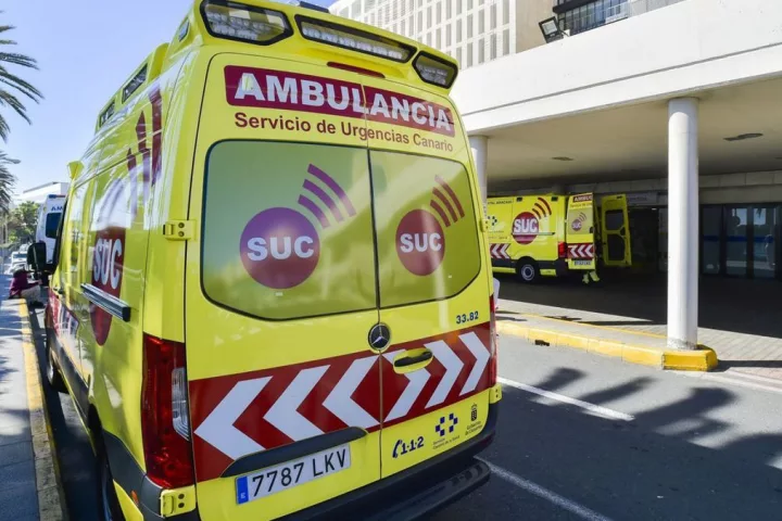 Una ambulancia frente al servicio de Urgencias.