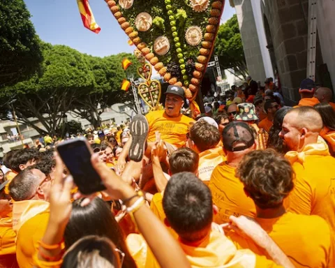 tradicional entrada de los tres Corazones a la plaza de la Iglesia