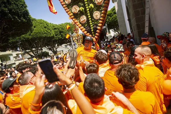 tradicional entrada de los tres Corazones a la plaza de la Iglesia
