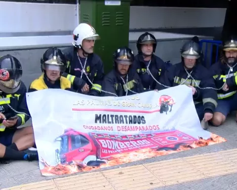 Encadenados en el Ayuntamiento de Las Palmas: esta es la situación de los bomberos de la capital