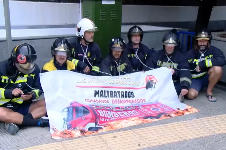 Encadenados en el Ayuntamiento de Las Palmas: esta es la situación de los bomberos de la capital