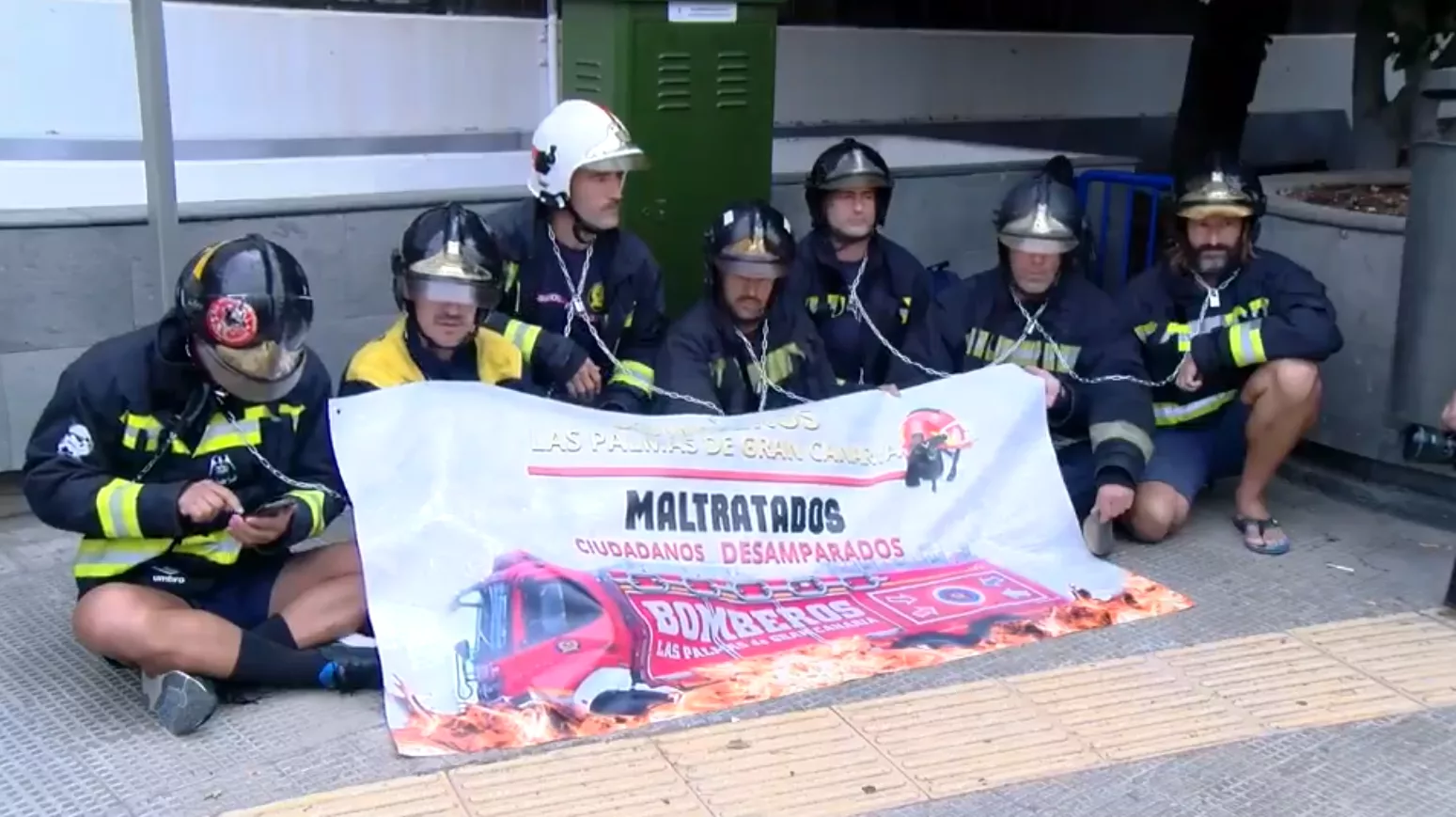 Encadenados en el Ayuntamiento de Las Palmas: esta es la situación de los bomberos de la capital