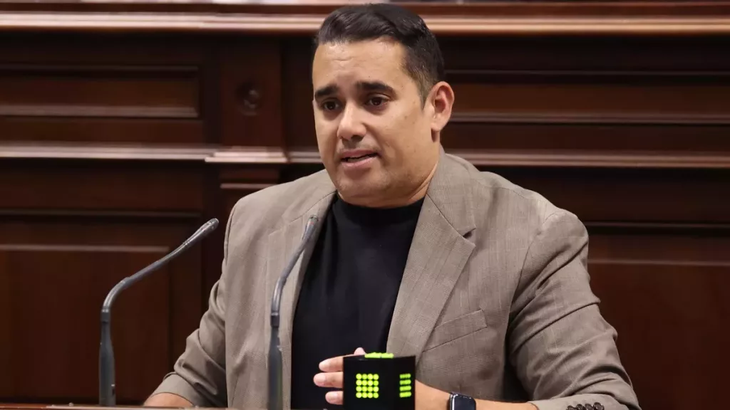 El diputado de Nueva Canarias–Bloque Canarista denuncia la revelación de datos médicos personales durante una comisión parlamentaria y pide la reprobación de Adasat Goya