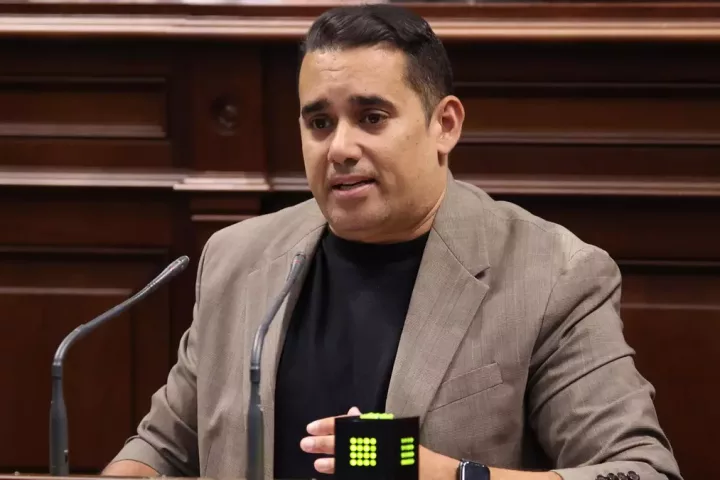 El diputado de Nueva Canarias–Bloque Canarista denuncia la revelación de datos médicos personales durante una comisión parlamentaria y pide la reprobación de Adasat Goya