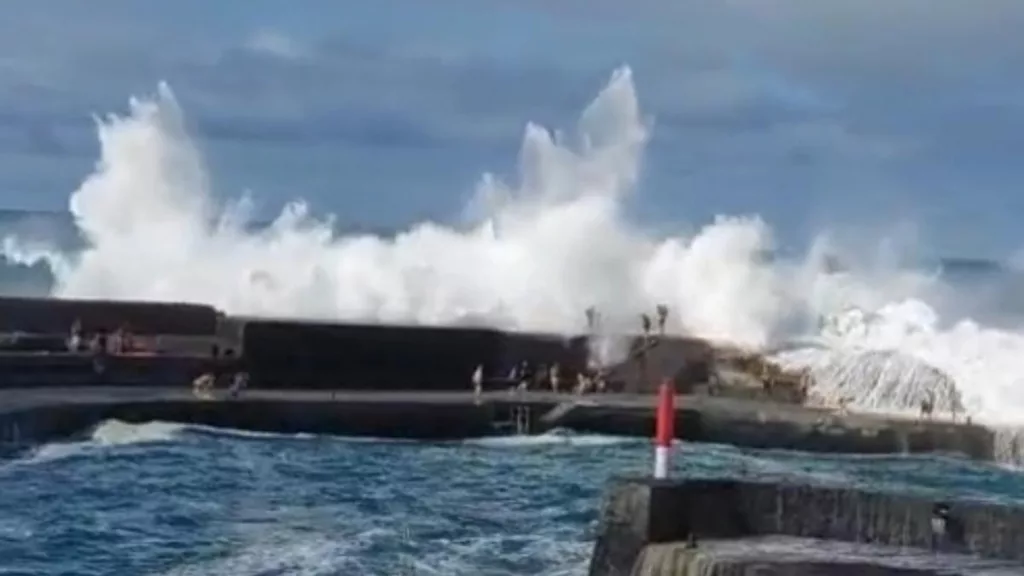 Momento en el que una ola arrastra a diez personas en el muelle del Puerto de la Cruz
