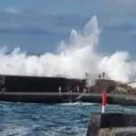 Momento en el que una ola arrastra a diez personas en el muelle del Puerto de la Cruz
