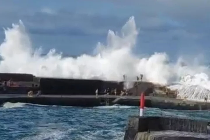 Momento en el que una ola arrastra a diez personas en el muelle del Puerto de la Cruz