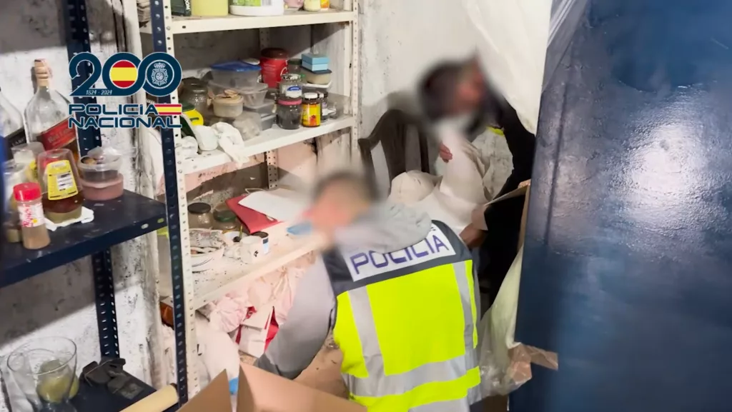 Agentes de la policía nacional detienen a cinco personas de una secta destructiva