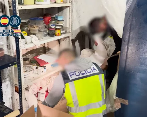 Agentes de la policía nacional detienen a cinco personas de una secta destructiva