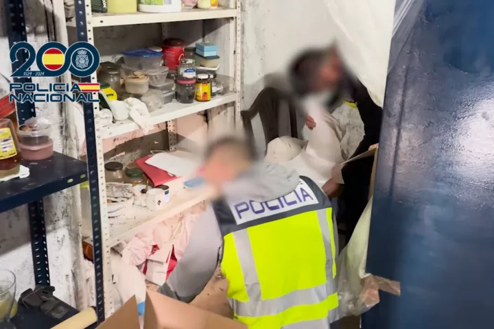 Agentes de la policía nacional detienen a cinco personas de una secta destructiva