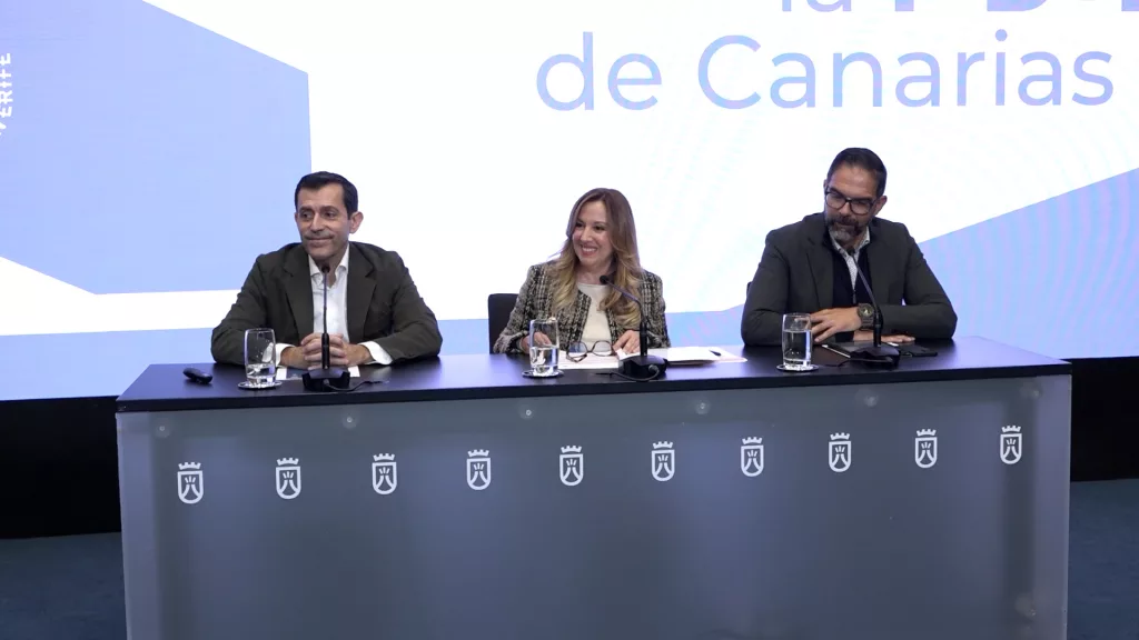 presidenta del Cabildo de Tenerife, Rosa Dávila, el consejero de Innovación, Investigación y Desarrollo, Juan José Domínguez, y José Miguel González, director de Consultoría de Corporación 5