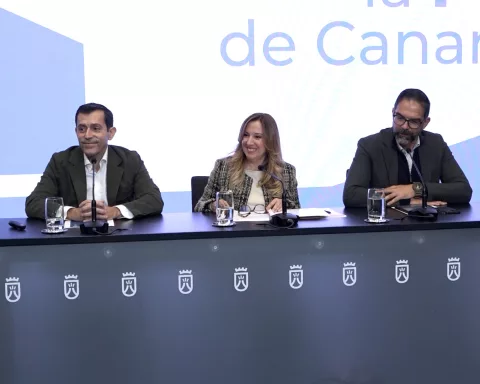 presidenta del Cabildo de Tenerife, Rosa Dávila, el consejero de Innovación, Investigación y Desarrollo, Juan José Domínguez, y José Miguel González, director de Consultoría de Corporación 5