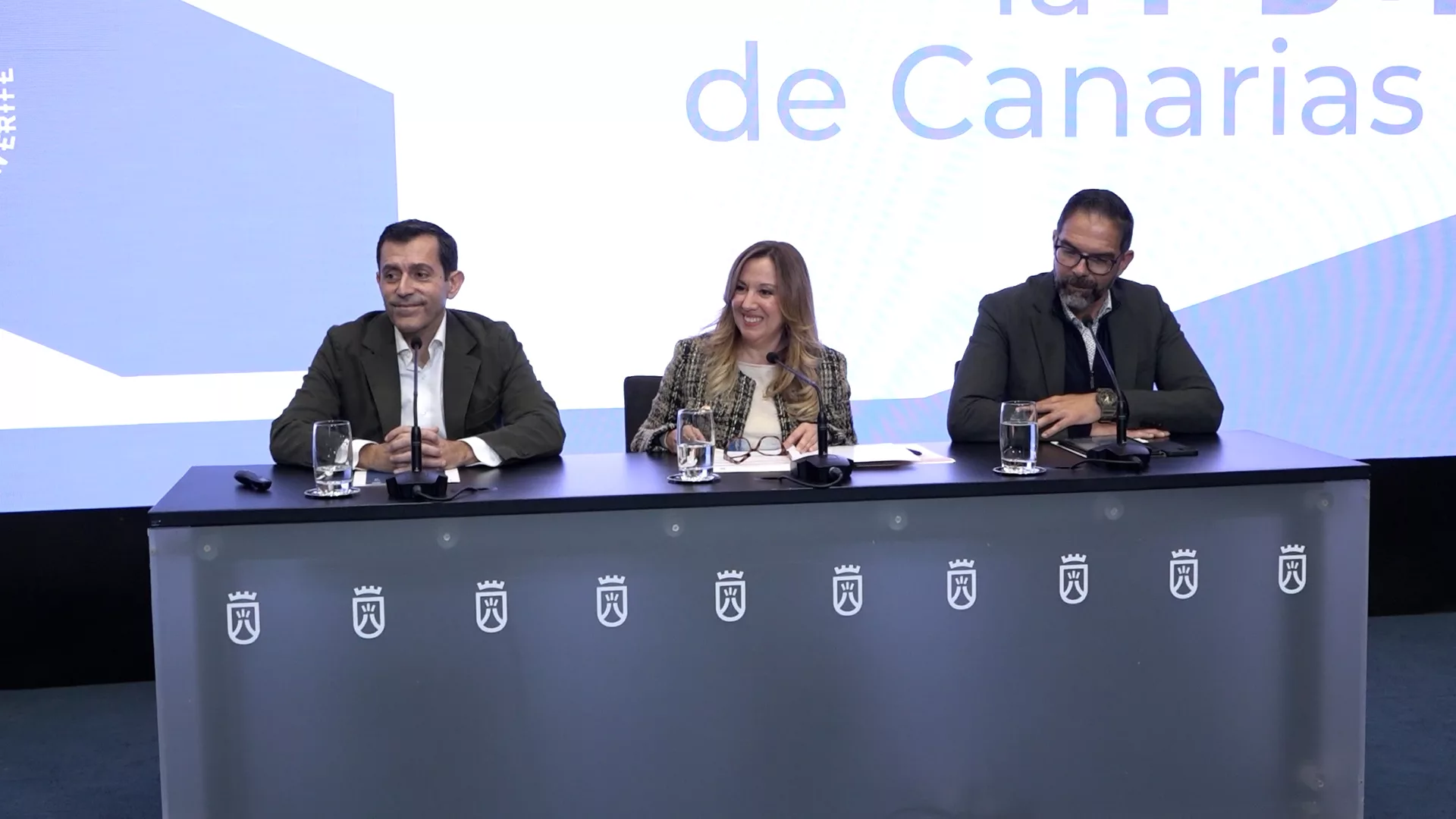 presidenta del Cabildo de Tenerife, Rosa Dávila, el consejero de Innovación, Investigación y Desarrollo, Juan José Domínguez, y José Miguel González, director de Consultoría de Corporación 5