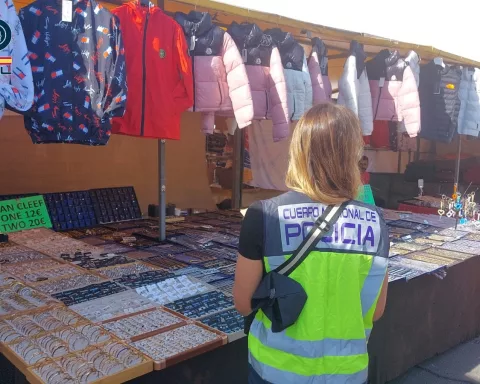 La Policía nacional detiene a 10 personas por la venta de productos falsificados